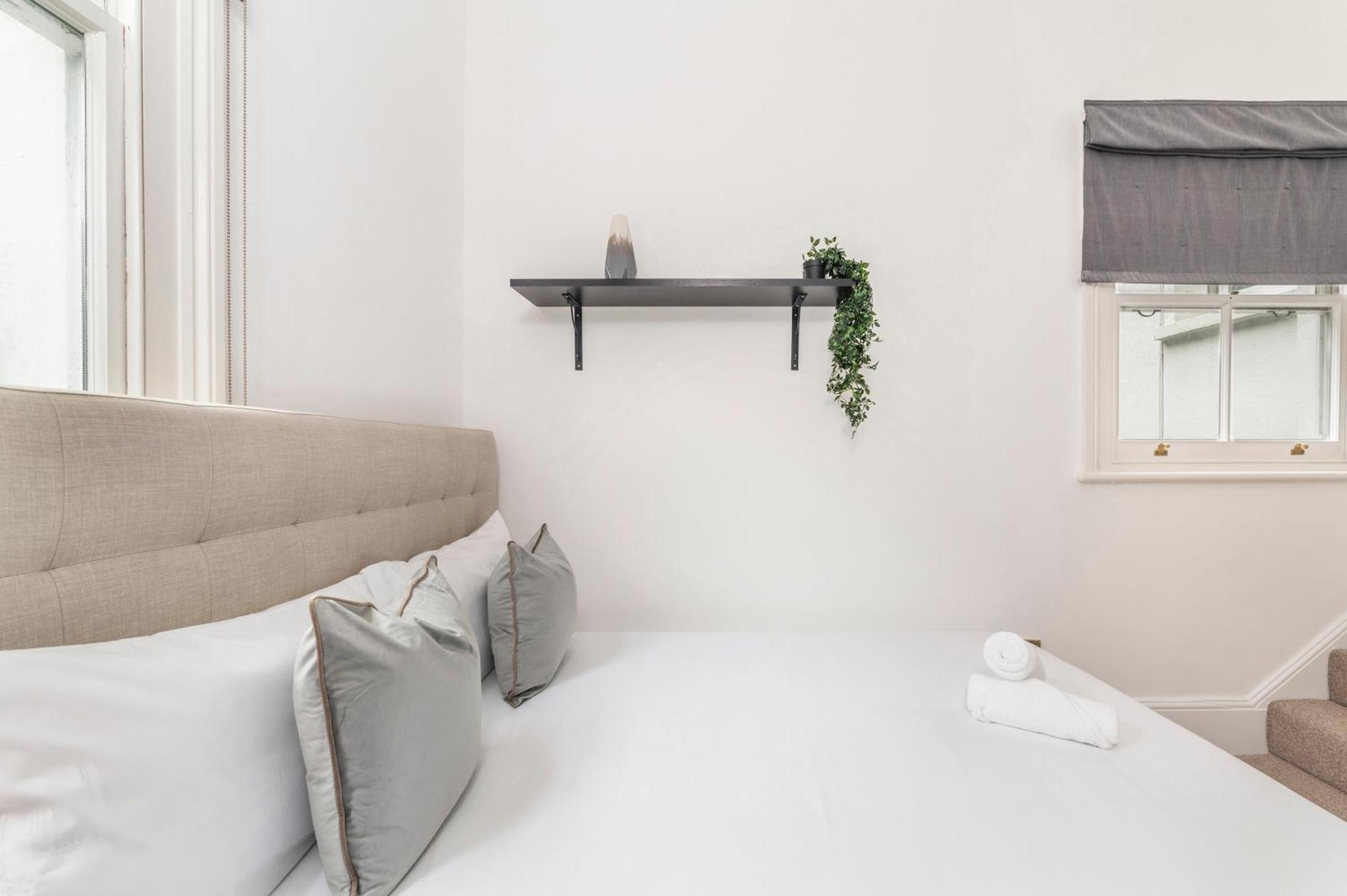 West Collection, Holland Park, Earls Court * Londra