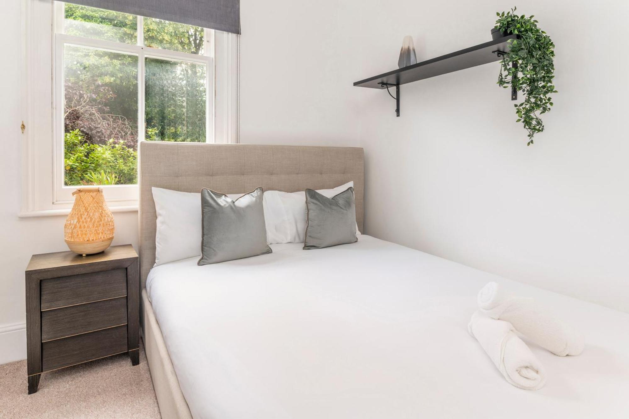 West Collection, Holland Park, Earls Court * Londra